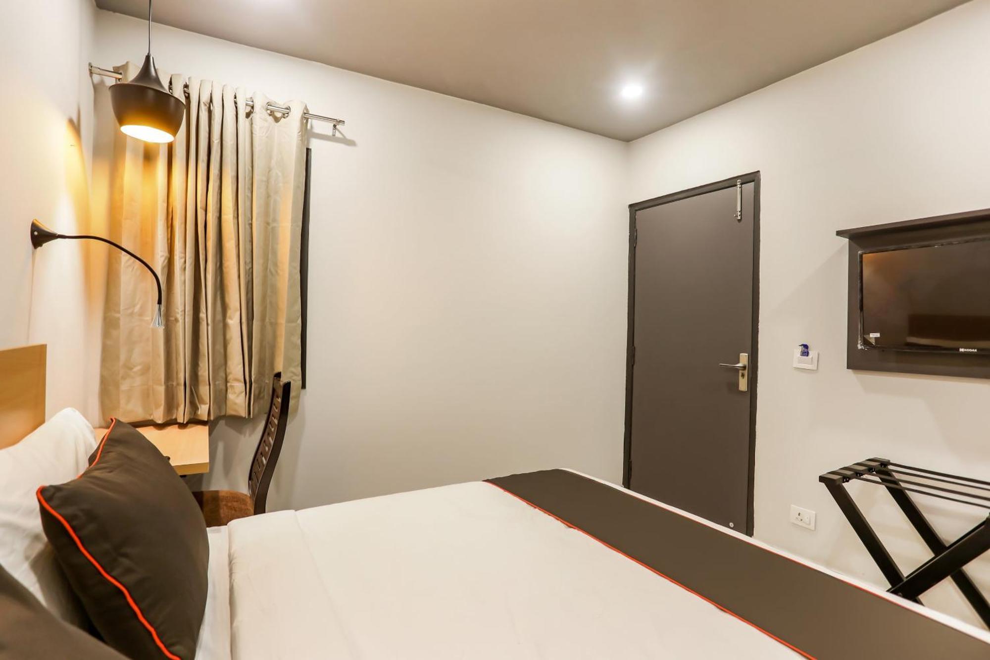 Super Collection O Le Noida Hotel Near Sector 76 Metro Station エクステリア 写真