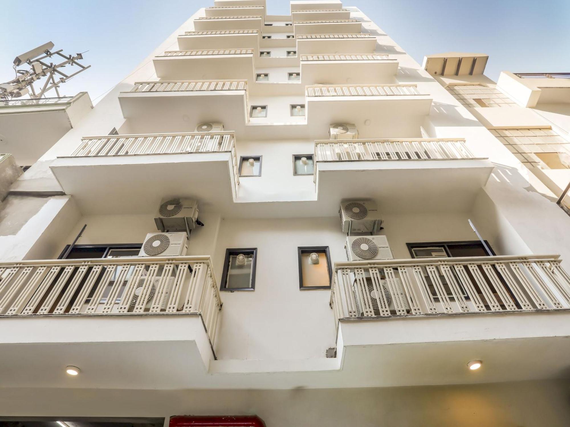 Super Collection O Le Noida Hotel Near Sector 76 Metro Station エクステリア 写真