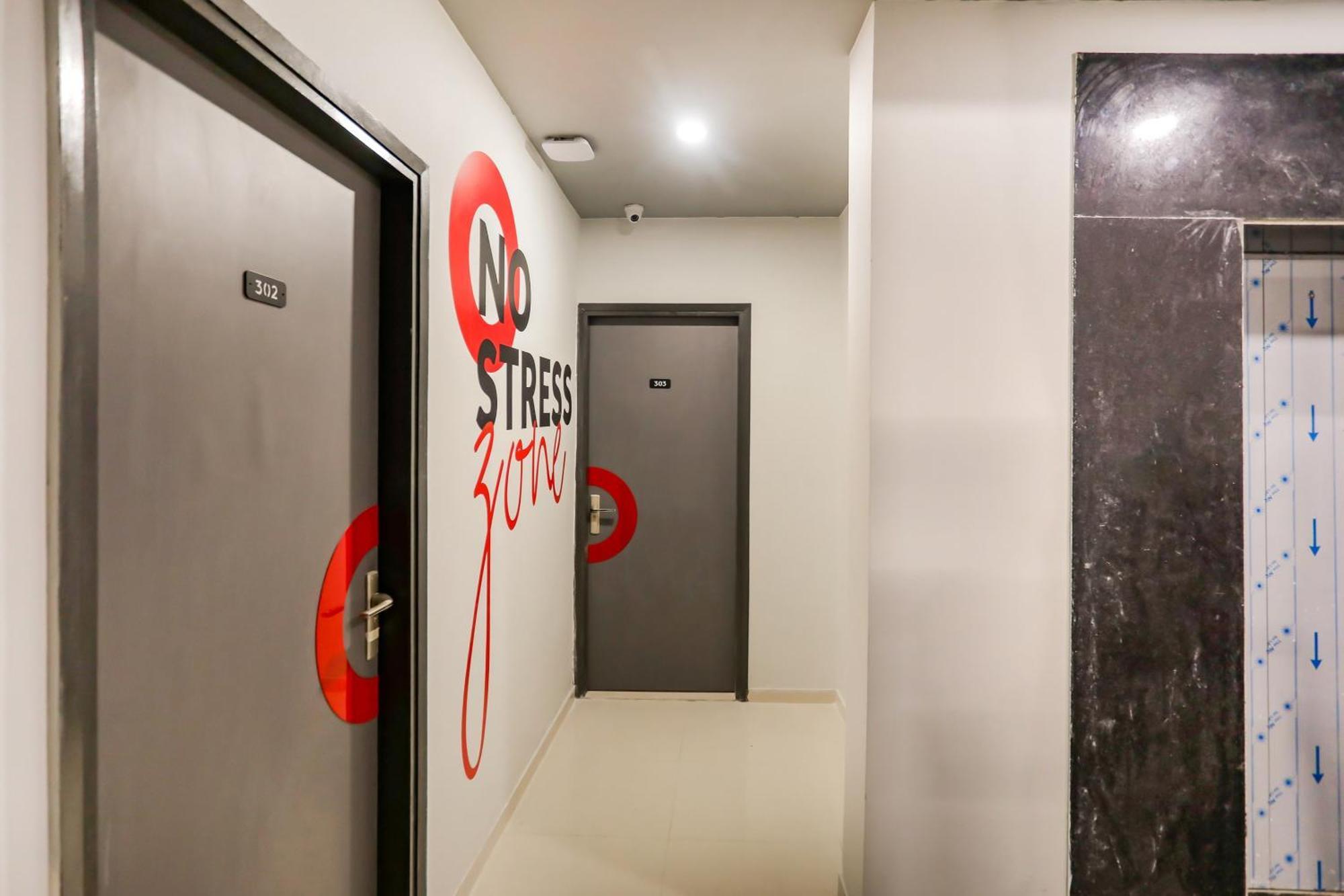 Super Collection O Le Noida Hotel Near Sector 76 Metro Station エクステリア 写真