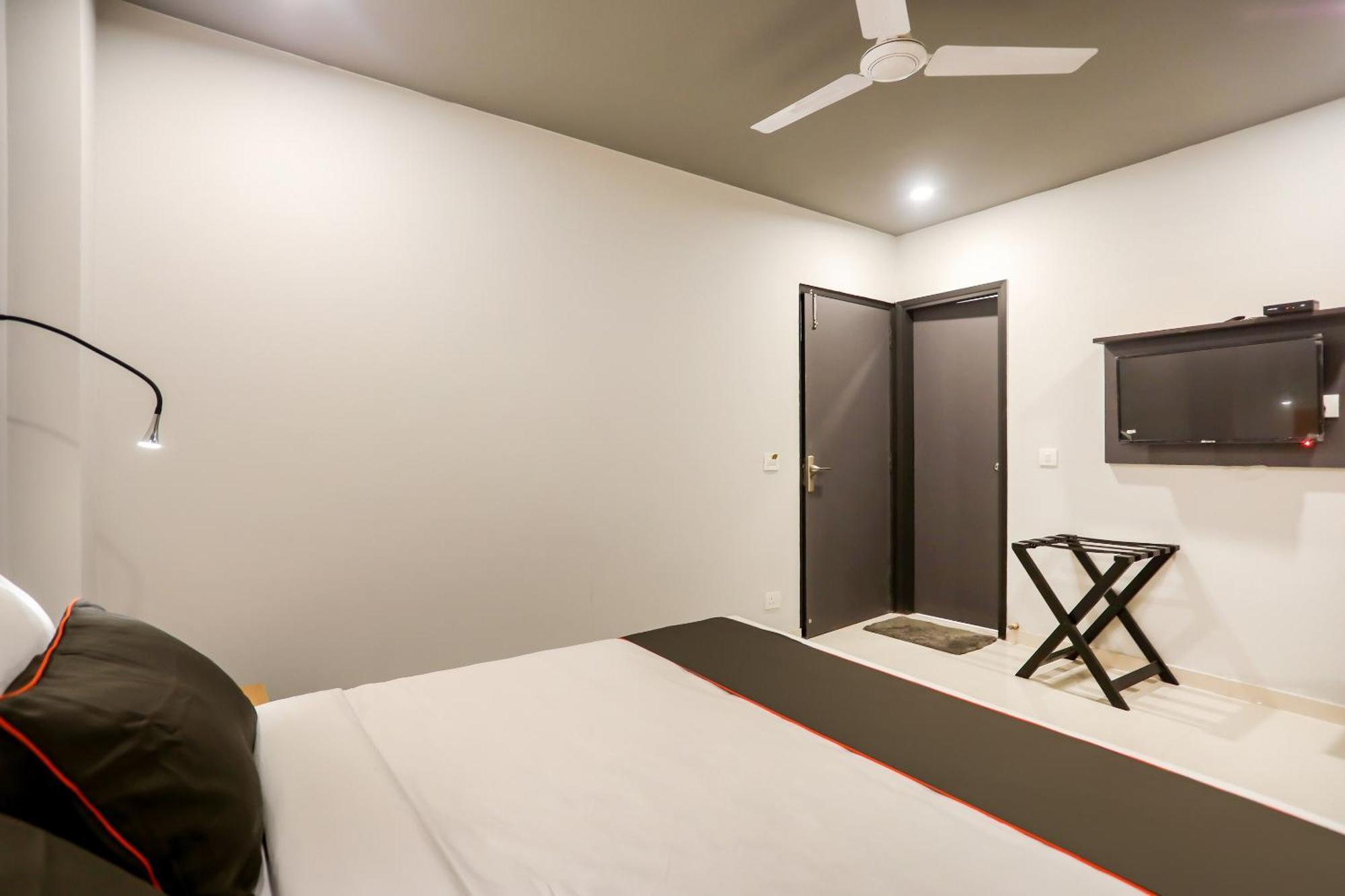 Super Collection O Le Noida Hotel Near Sector 76 Metro Station エクステリア 写真