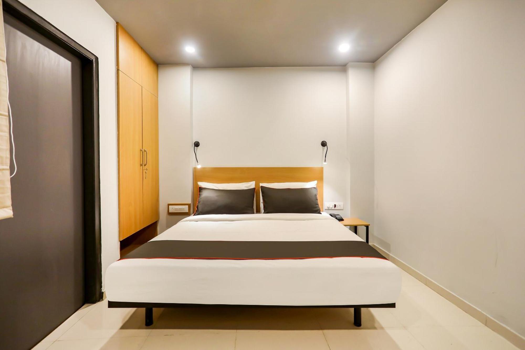 Super Collection O Le Noida Hotel Near Sector 76 Metro Station エクステリア 写真