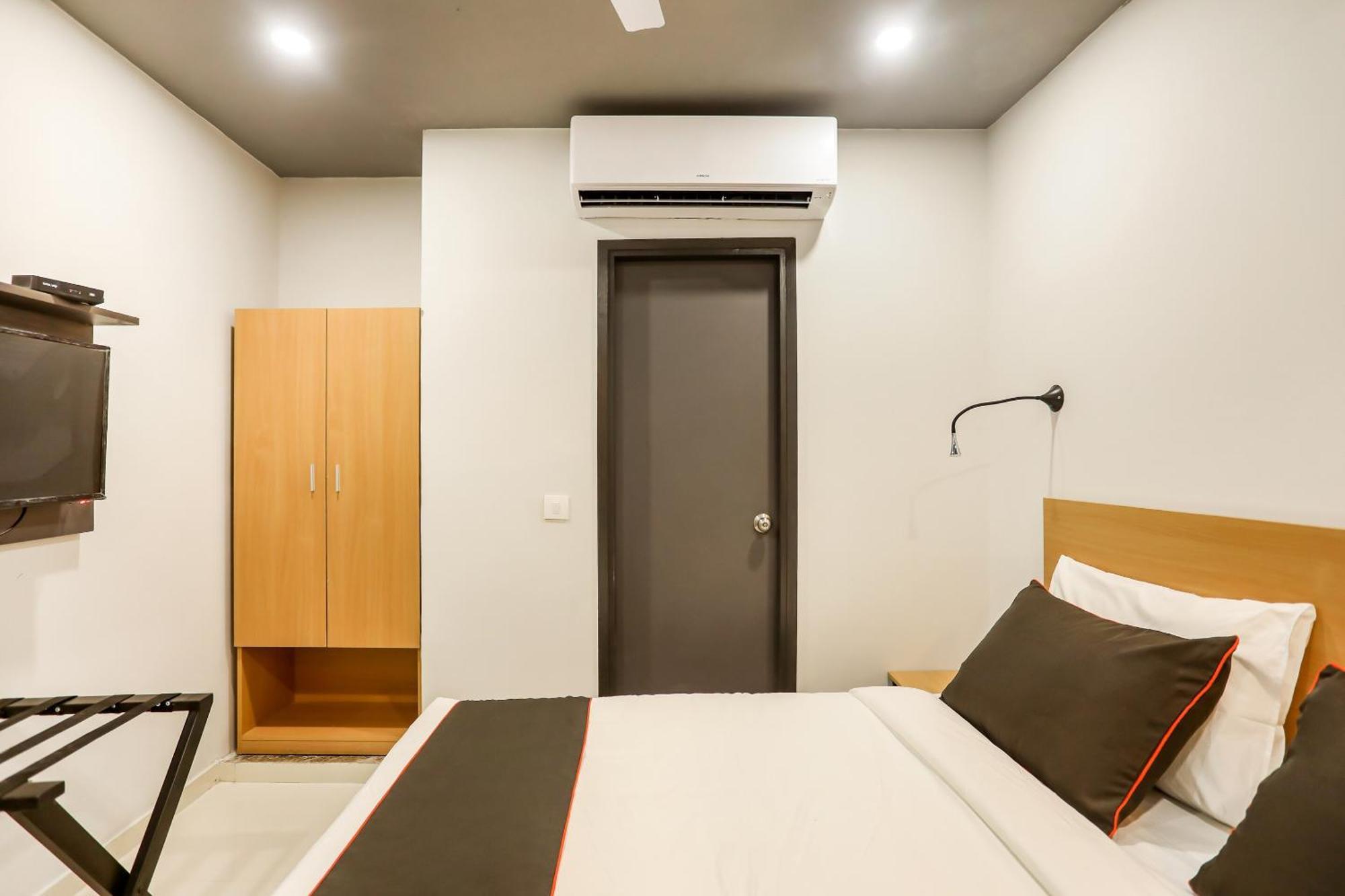 Super Collection O Le Noida Hotel Near Sector 76 Metro Station エクステリア 写真