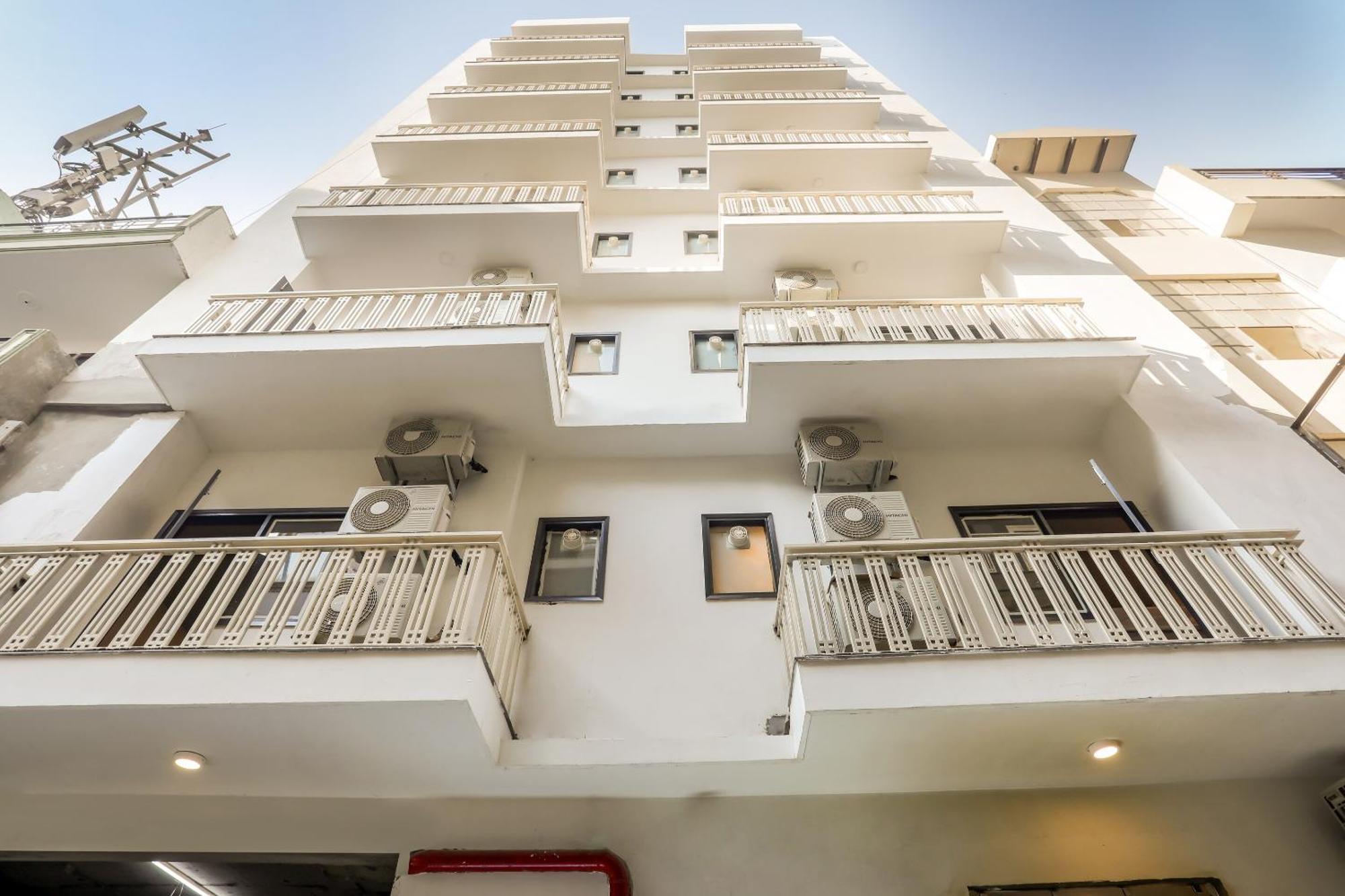 Super Collection O Le Noida Hotel Near Sector 76 Metro Station エクステリア 写真
